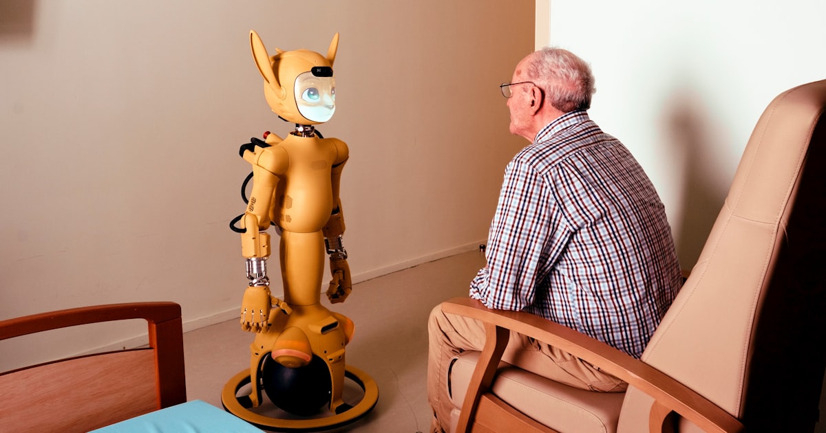 介護ロボットと高齢者が会話している様子